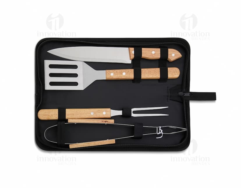 Kit churrasco 4 peças em aço inoxidável, composto por faca, garfo, pinça e pegador, isolados em fundo branco.