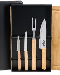 Kit churrasco com 5 peças, incluindo faca, garfo, pegador, espátula e avental com o logo da empresa.