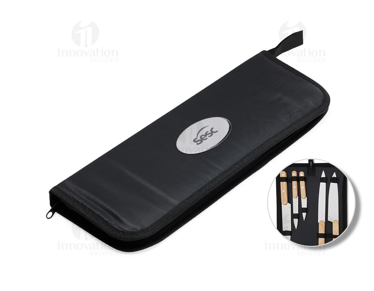 Kit Churrasco 5 Peças em aço inoxidável, contendo faca, garfo, espátula, pinça e escova de limpeza, dispostas em uma caixa de madeira. Ideal para preparar churrascos ao ar livre.
