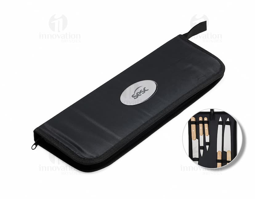 Kit Churrasco 5 Peças em aço inoxidável, contendo faca, garfo, espátula, pinça e escova de limpeza, dispostas em uma caixa de madeira. Ideal para preparar churrascos ao ar livre.