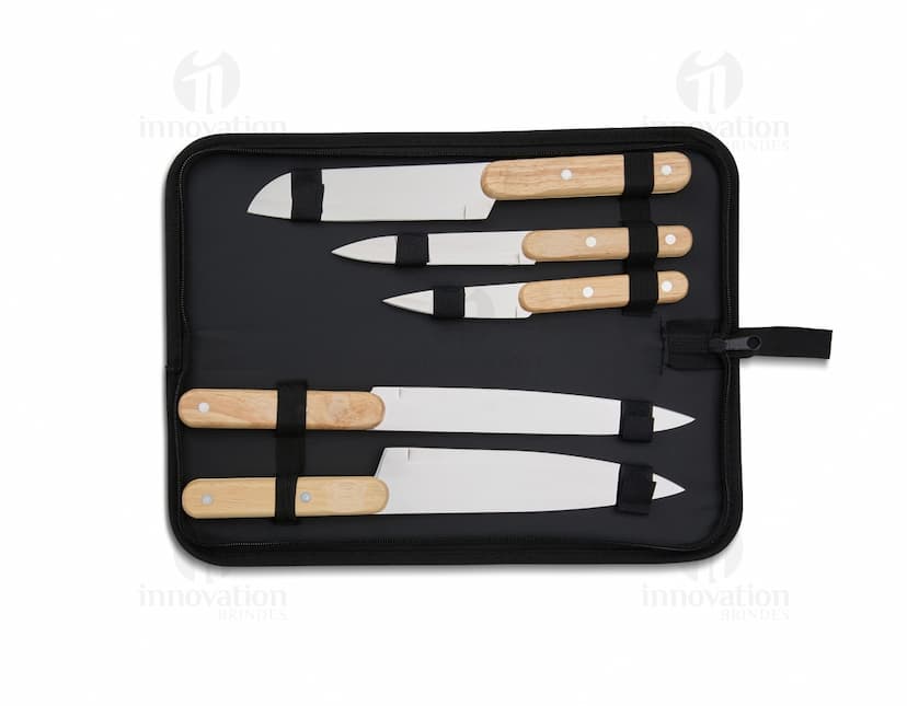 Kit Churrasco 5 Peças em aço inoxidável, contendo faca, garfo, espátula, pinça e escova de limpeza, dispostas em uma caixa de madeira. Ideal para preparar churrascos ao ar livre.