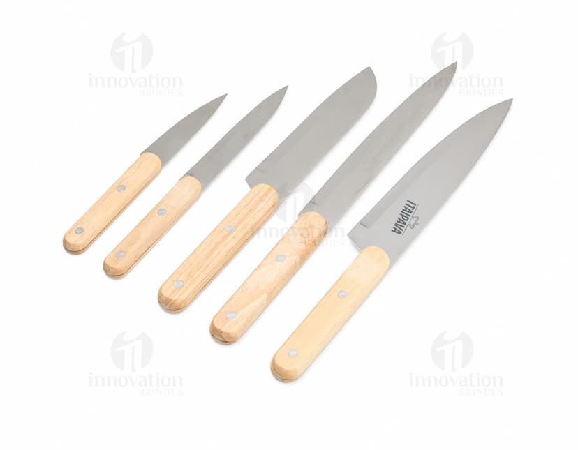 Kit Churrasco 5 Peças em aço inoxidável, contendo faca, garfo, espátula, pinça e escova de limpeza, dispostas em uma caixa de madeira. Ideal para preparar churrascos ao ar livre.