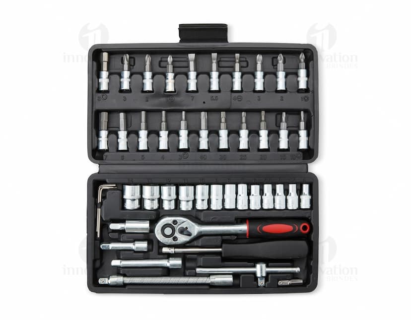 Kit Ferramenta 45 peças em estojo com diversas ferramentas como chaves de fenda, alicates, martelo e outros acessórios.