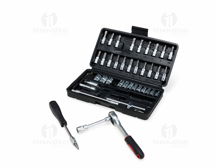 Kit Ferramenta 45 peças em estojo com diversas ferramentas como chaves de fenda, alicates, martelo e outros acessórios.