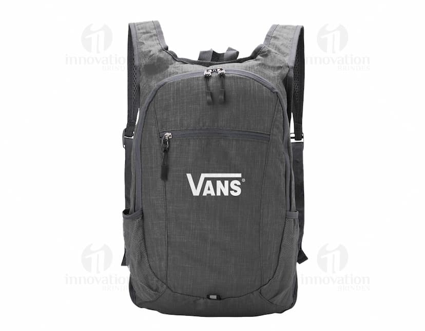 Mochila Oxford Dobrável 16 Litros em cor preta, feita de material resistente e leve, com capacidade para armazenar até 16 litros de objetos. Ideal para viagens ou uso diário.