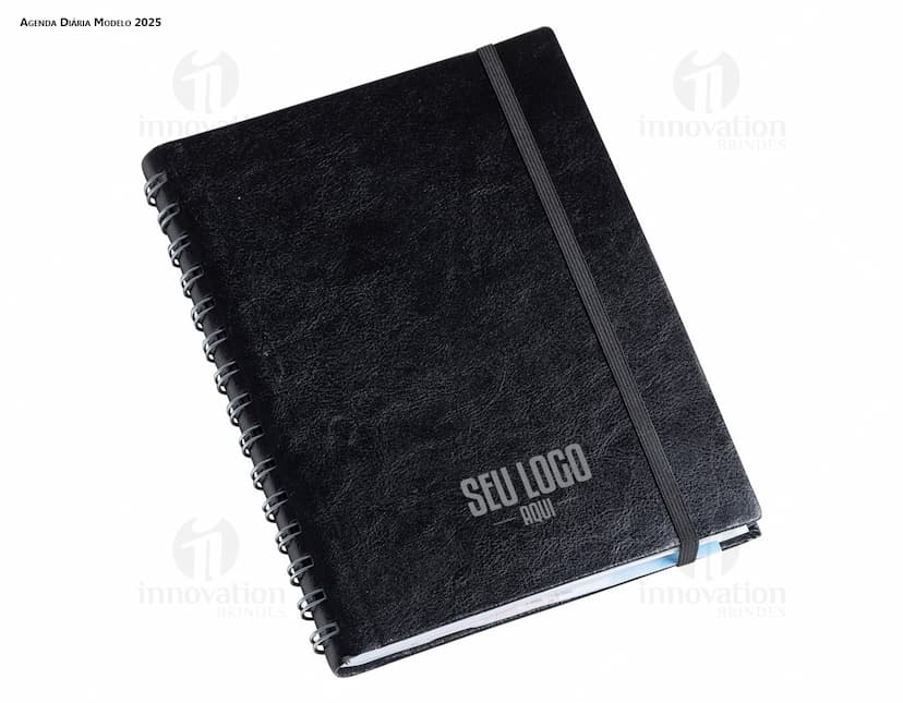 Agenda executiva em couro preto com fecho metálico e folhas de papel em branco.