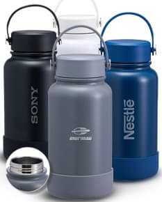 Garrafa térmica de 700ml em aço inoxidável com tampa rosqueável e alça dobrável.
