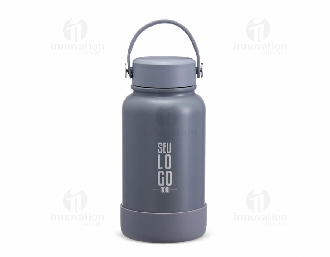 Garrafa térmica de 700ml em aço inoxidável com tampa rosqueável e alça dobrável.