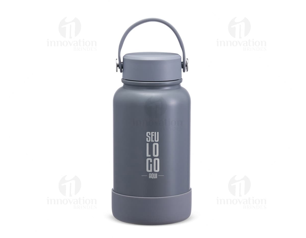 Garrafa térmica de 700ml em aço inoxidável com tampa rosqueável e alça dobrável.