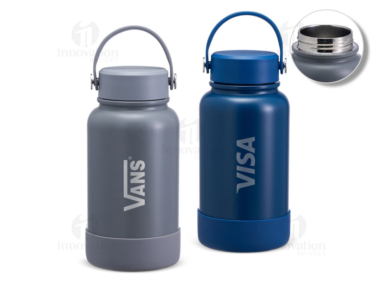 Garrafa térmica de 700ml em aço inoxidável com tampa rosqueável e alça dobrável.
