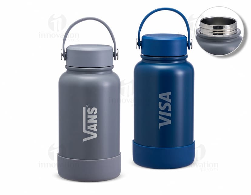 Garrafa térmica de 700ml em aço inoxidável com tampa rosqueável e alça dobrável.