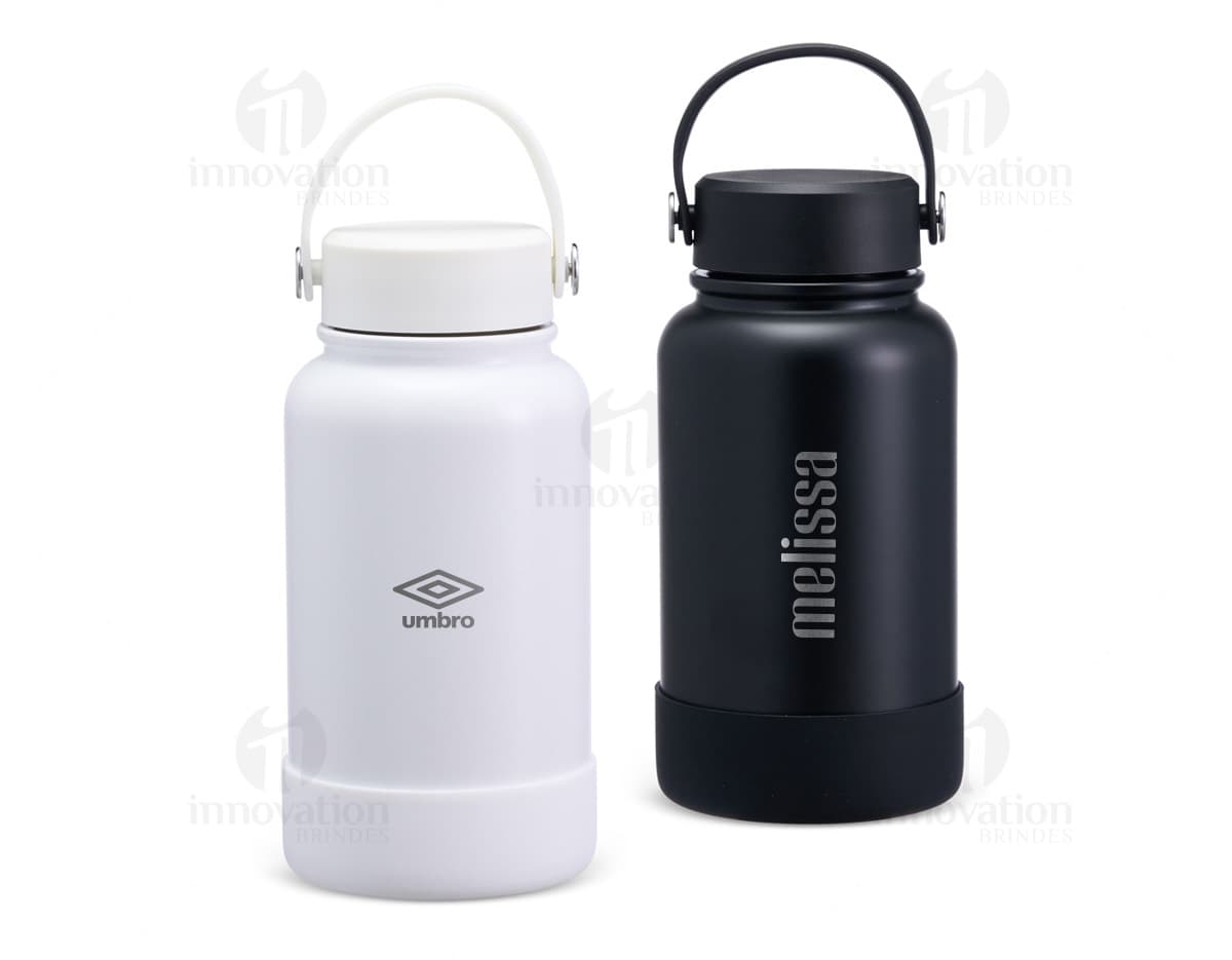 Garrafa térmica de 700ml em aço inoxidável com tampa rosqueável e alça dobrável.