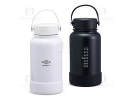 Garrafa térmica de 700ml em aço inoxidável com tampa rosqueável e alça dobrável.