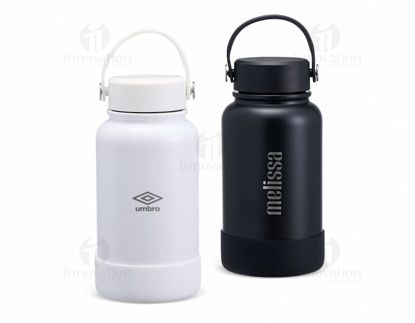 Garrafa térmica de 700ml em aço inoxidável com tampa rosqueável e alça dobrável.