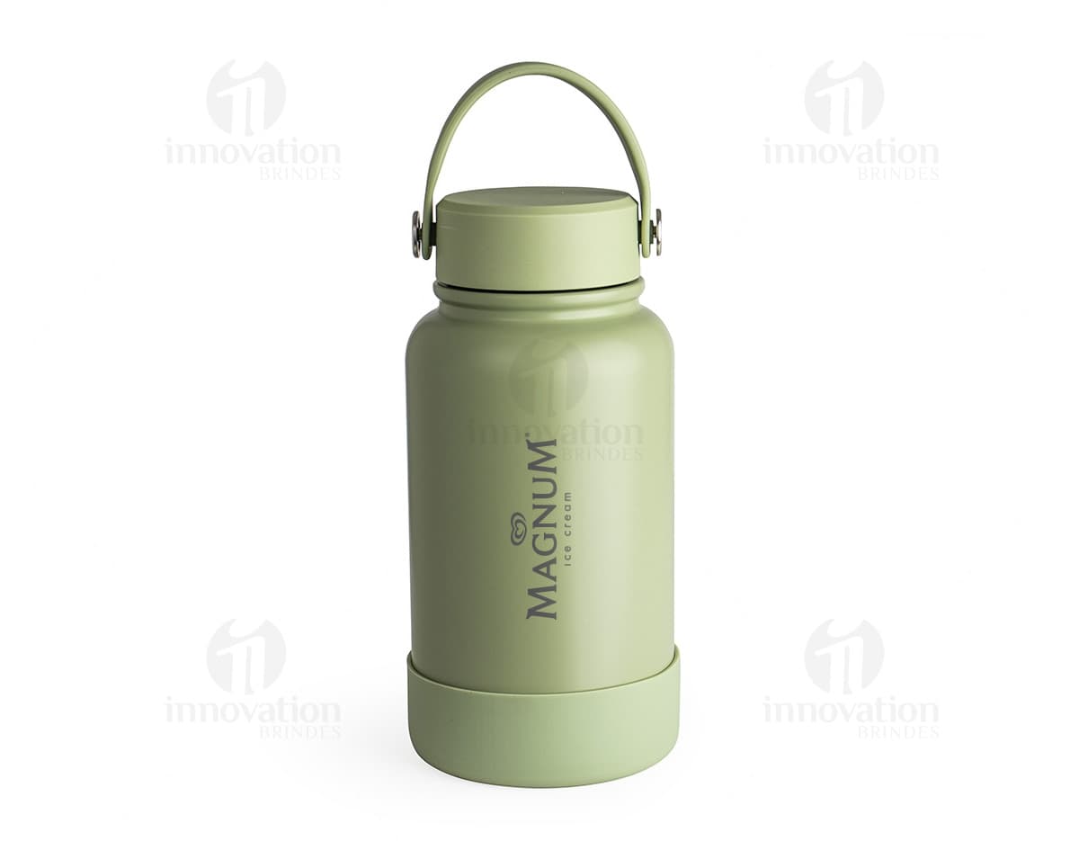 Garrafa térmica de 700ml em aço inoxidável com tampa rosqueável e alça dobrável.