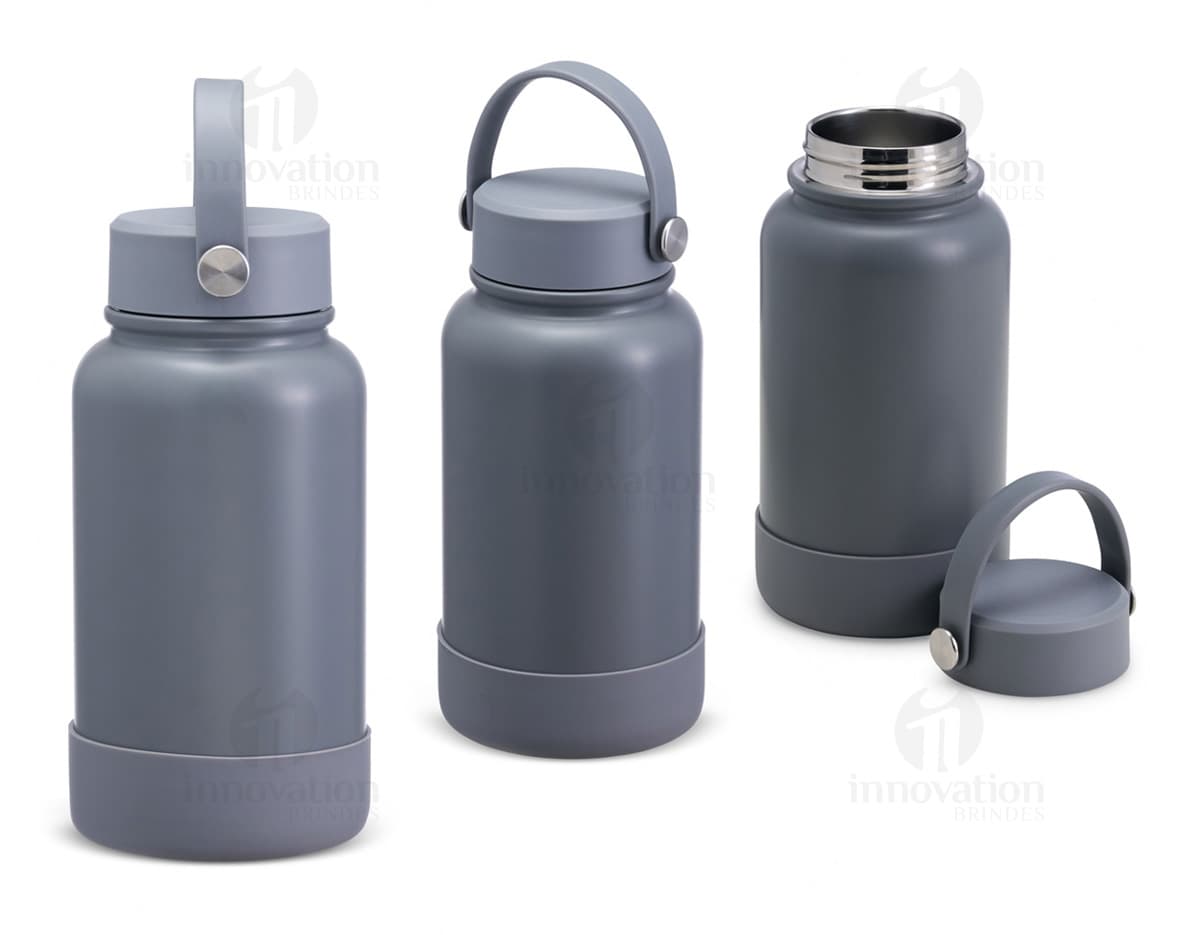 Garrafa térmica de 700ml em aço inoxidável com tampa rosqueável e alça dobrável.
