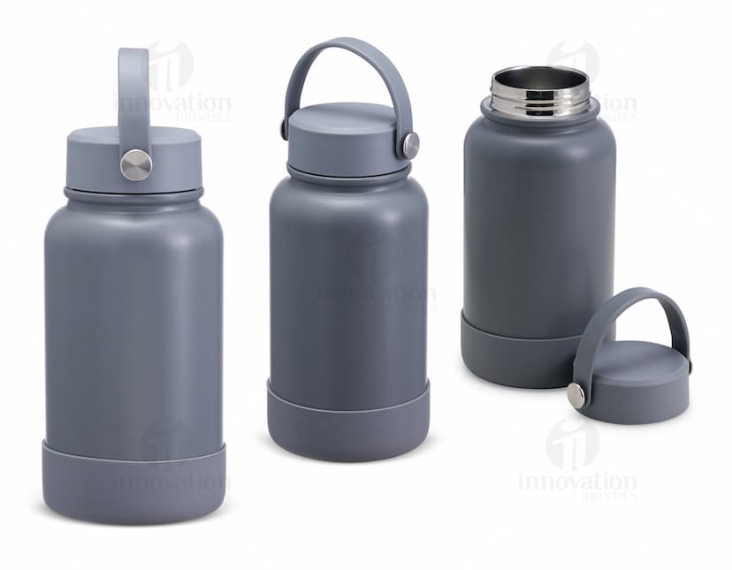Garrafa térmica de 700ml em aço inoxidável com tampa rosqueável e alça dobrável.