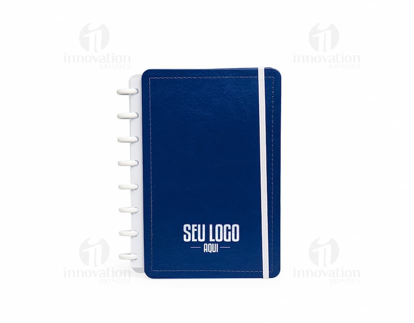 Caderno de Disco Percalux azul, feito de material durável e resistente. Possui fecho de elástico e miolo com folhas pautadas e divisórias coloridas.