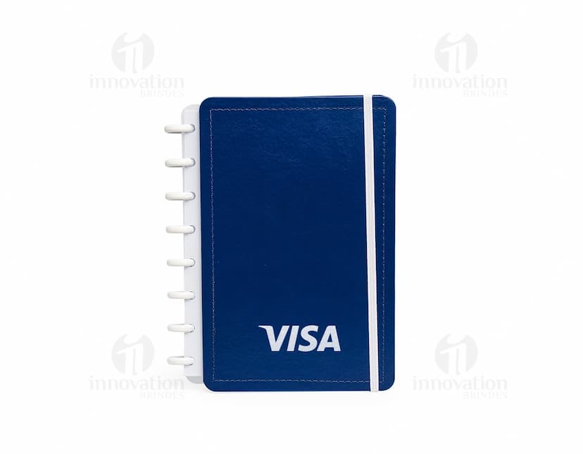 Caderno de Disco Percalux azul, feito de material durável e resistente. Possui fecho de elástico e miolo com folhas pautadas e divisórias coloridas.