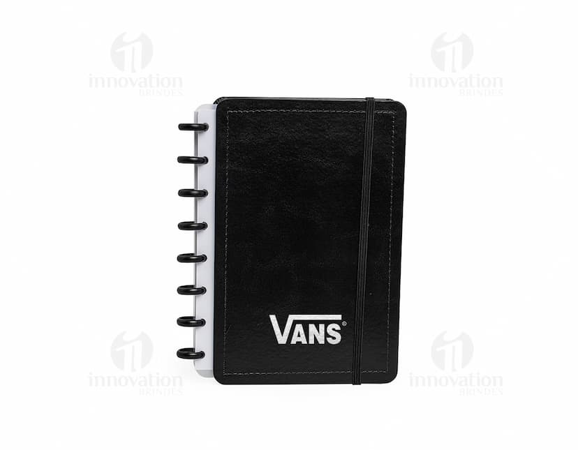 Caderno de Disco Percalux azul, feito de material durável e resistente. Possui fecho de elástico e miolo com folhas pautadas e divisórias coloridas.