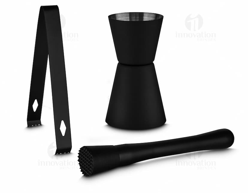 Kit Drink Coqueteleira e Acessórios em fundo branco com uma coqueteleira de vidro, um mexedor, um dosador e um filtro de gelo.