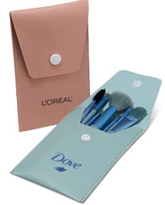 Kit Pincel 8 peças em diversos tamanhos e cores em fundo branco.