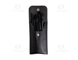 Kit de Brochas 8 piezas en diferentes tamaños y formas sobre un fondo blanco.