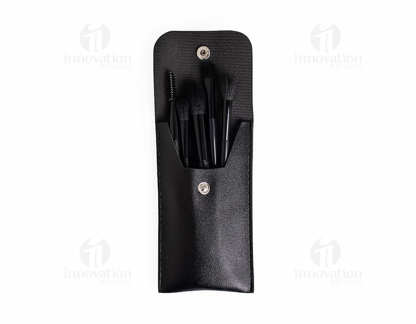 Kit Pincel 8 peças em diferentes tamanhos e formatos em um fundo branco.