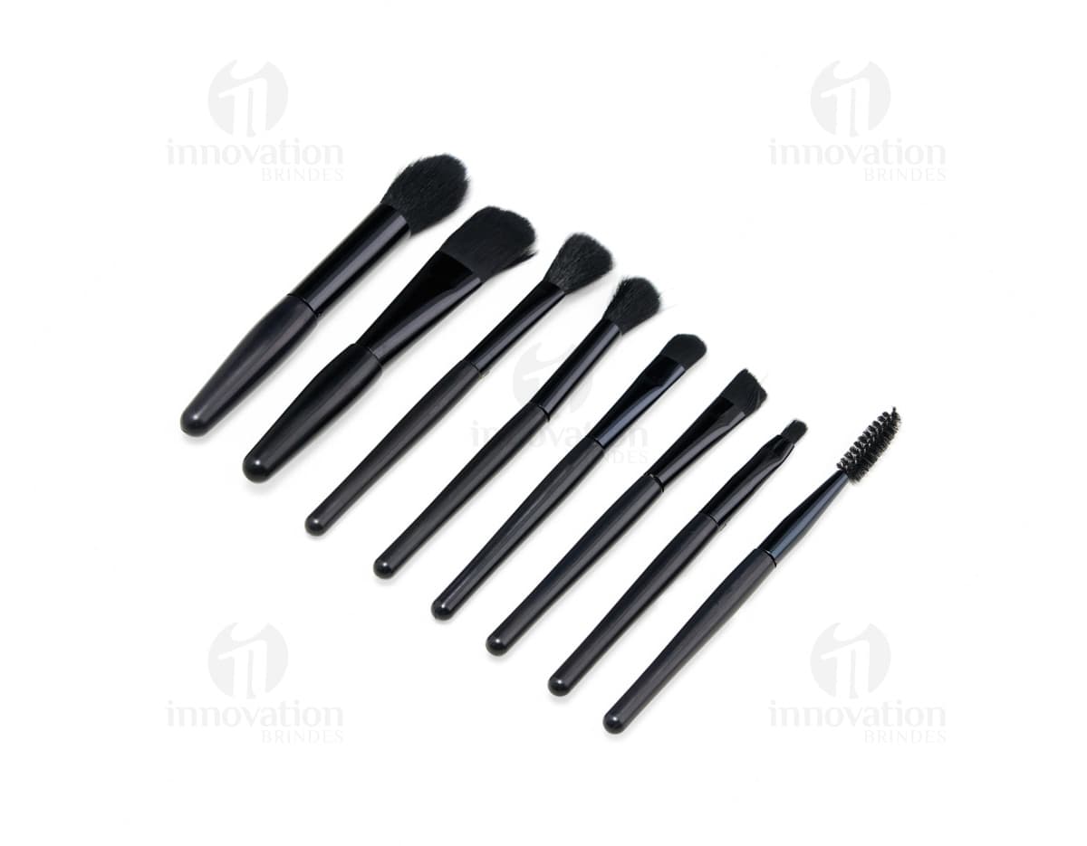 Kit Pincel 8 peças em diferentes tamanhos e formatos em um fundo branco.
