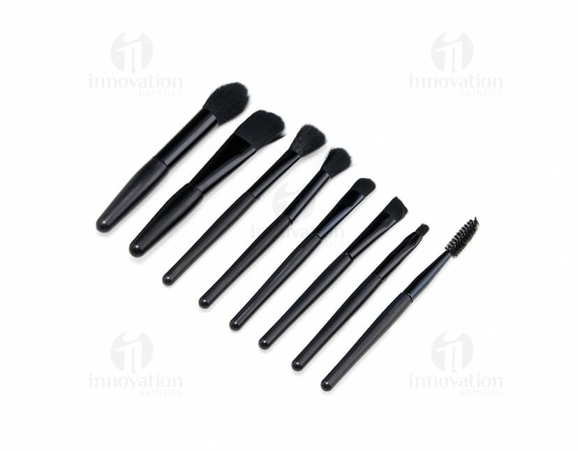 Kit Pincel 8 peças em diferentes tamanhos e formatos em um fundo branco.