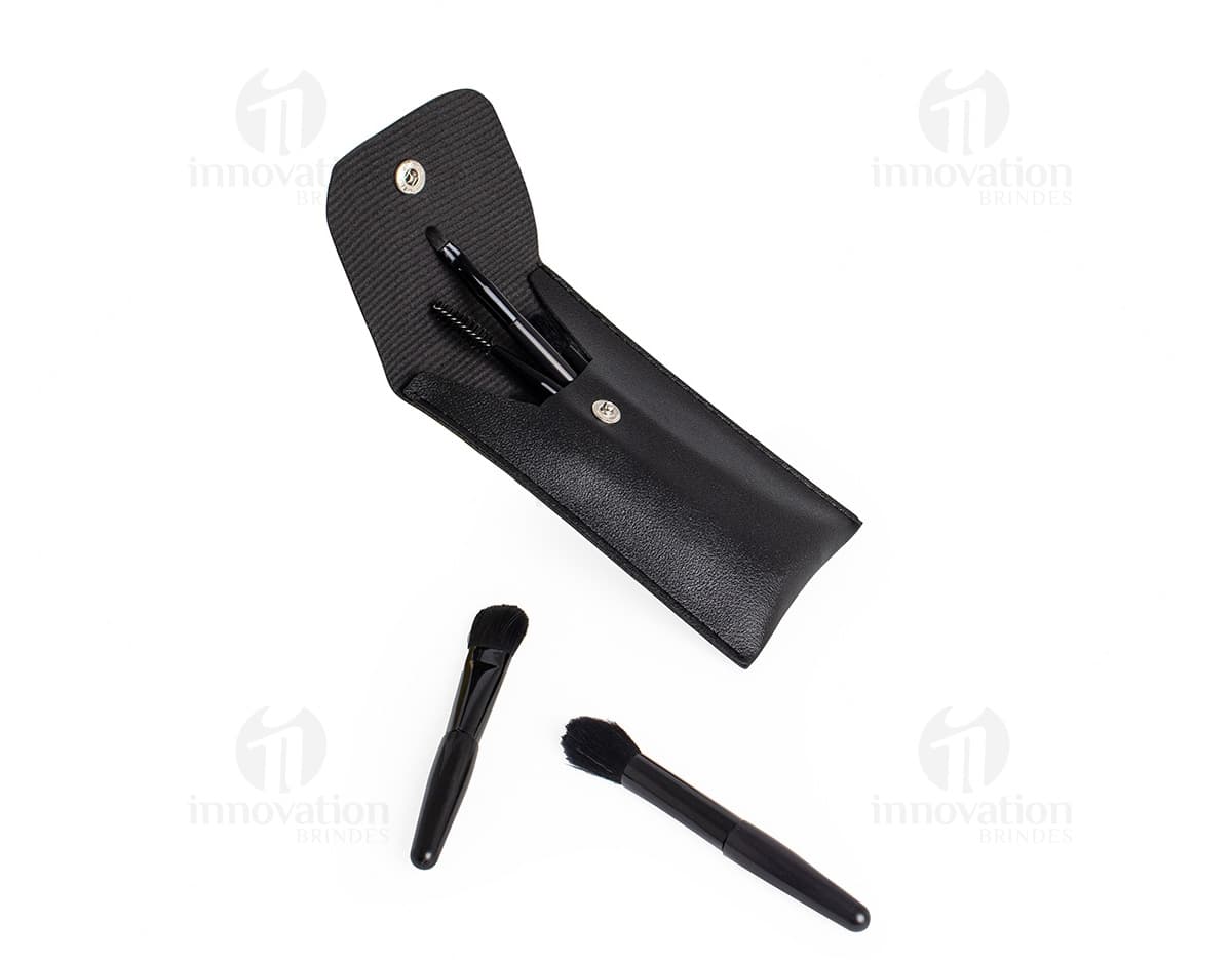 Kit Pincel 8 peças em diferentes tamanhos e formatos em um fundo branco.