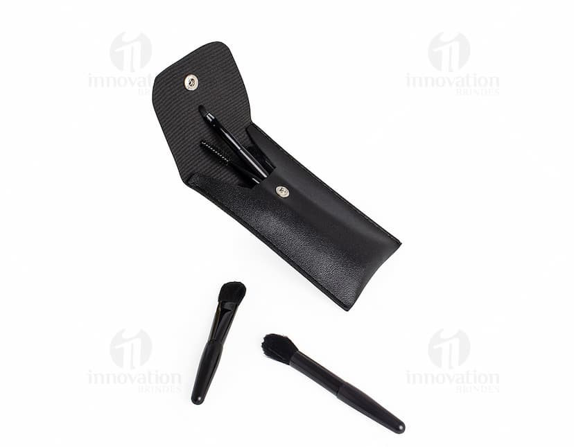 Kit Pincel 8 peças em diferentes tamanhos e formatos em um fundo branco.