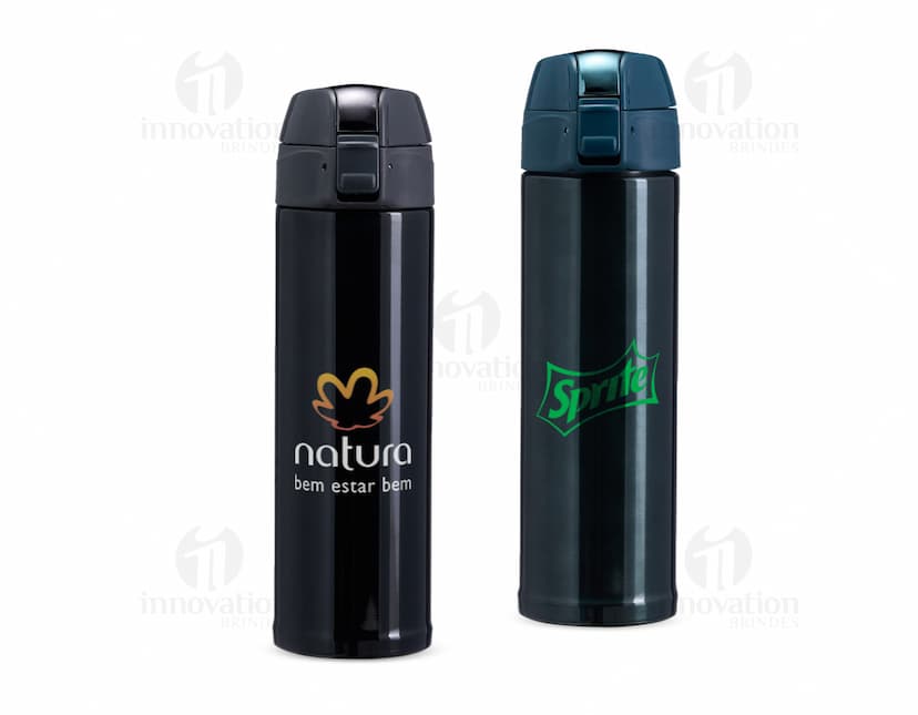 Garrafa térmica com capacidade de 480ml, na cor prata e com tampa em rosca.
