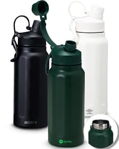 Garrafa térmica com alça de 750ml em fundo branco.