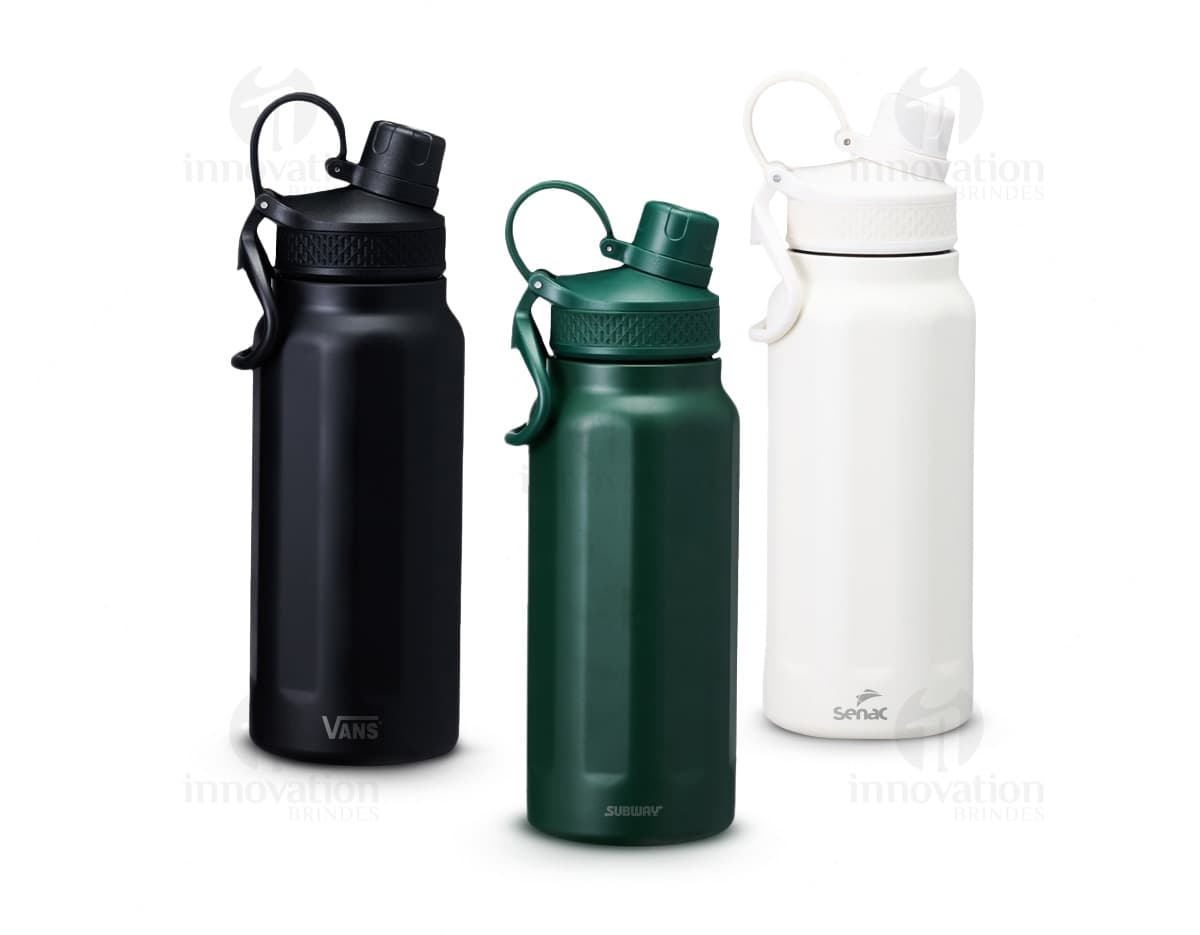 Garrafa térmica com alça de 750ml em fundo branco.