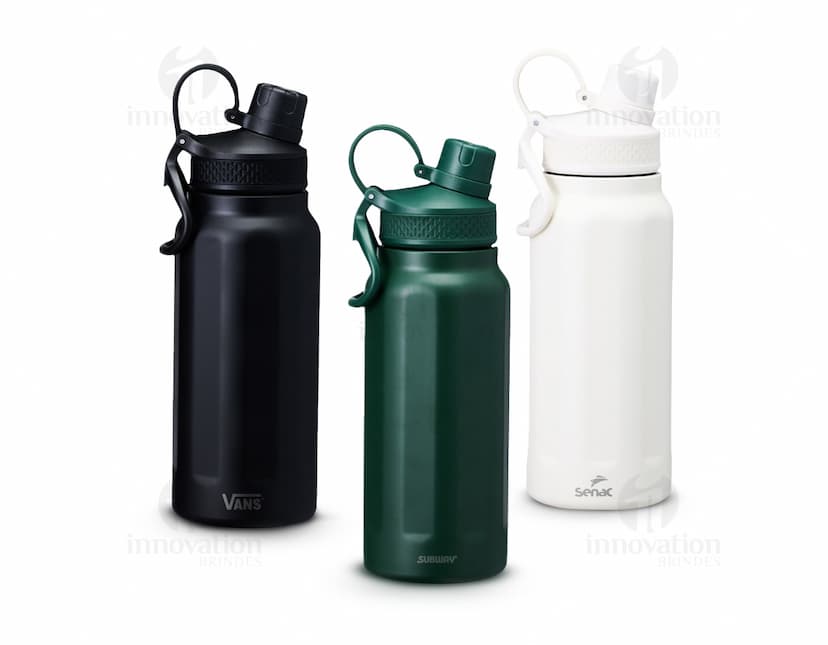 Garrafa térmica com alça de 750ml em fundo branco.