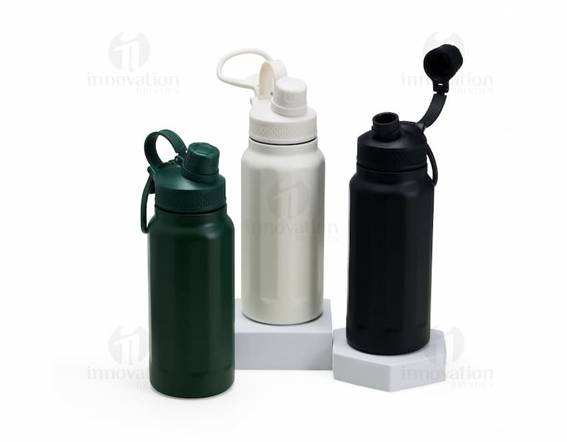 Garrafa térmica com alça de 750ml em fundo branco.