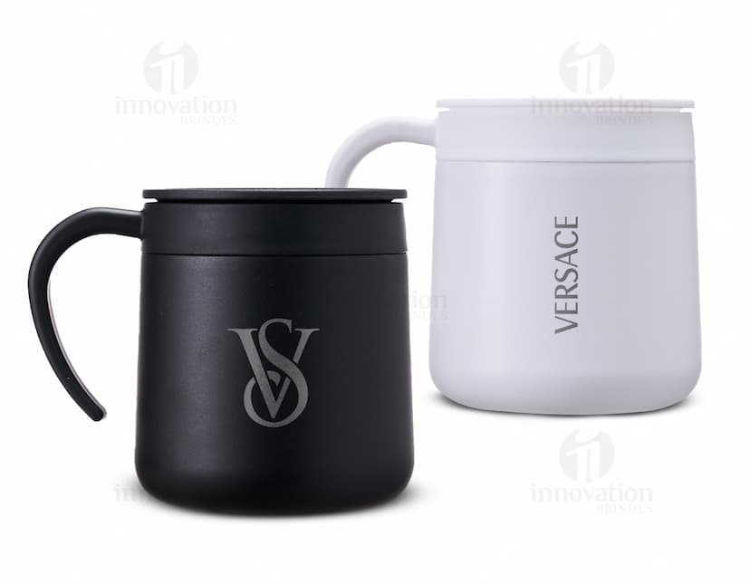 Caneca Térmica Inox 350ml em fundo branco, sem estampa, com tampa rosqueável e alça para transporte.
