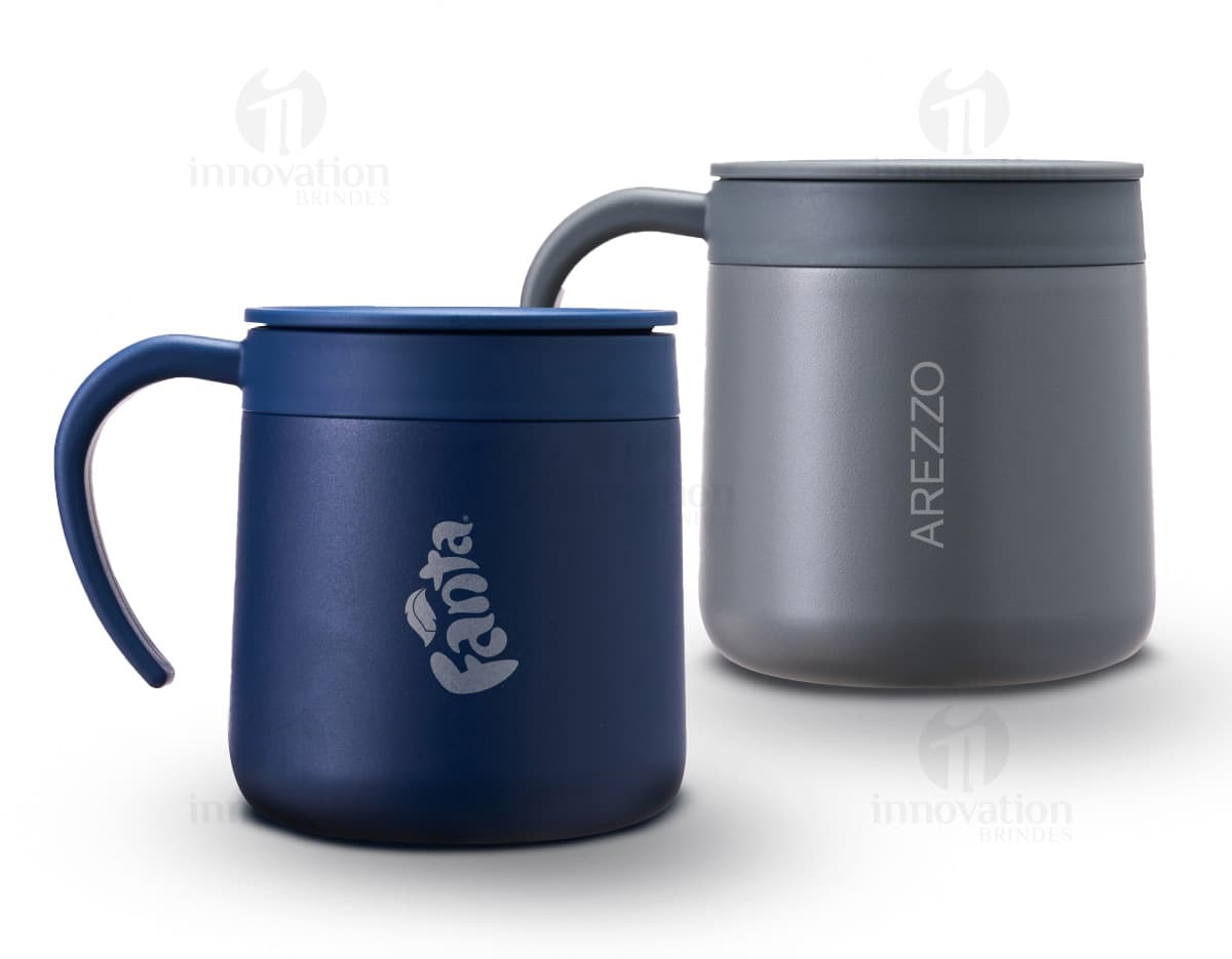 Caneca Térmica Inox 350ml em fundo branco, sem estampa, com tampa rosqueável e alça para transporte.