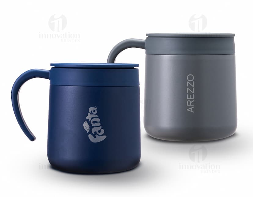 Caneca Térmica Inox 350ml em fundo branco, sem estampa, com tampa rosqueável e alça para transporte.