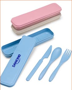 Kit Talheres 3 Peças em aço inoxidável na cor prata. O conjunto inclui uma faca, garfo e colher com cabo elegante e design moderno.