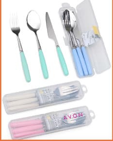 Três talheres de metal: faca, garfo e colher, dispostos lado a lado em um fundo branco.