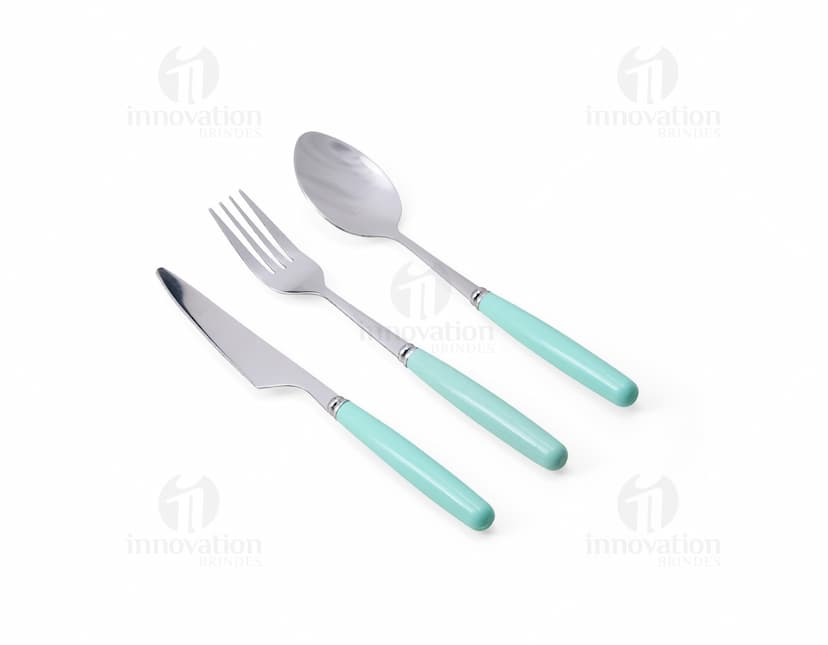 Três talheres de metal: faca, garfo e colher, dispostos lado a lado em um fundo branco.