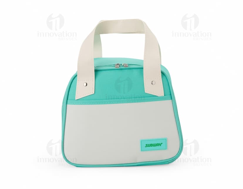 Bolsa térmica de 5 litros em tom de rosa claro, com alça ajustável e fecho em zíper.
