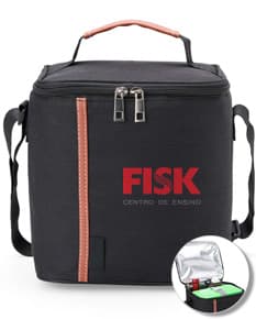 Bolsa térmica 7 litros em cor verde, feita de material resistente. Ideal para transportar alimentos e bebidas de forma segura e mantê-los na temperatura ideal. Alça para transporte e fecho com zíper. 