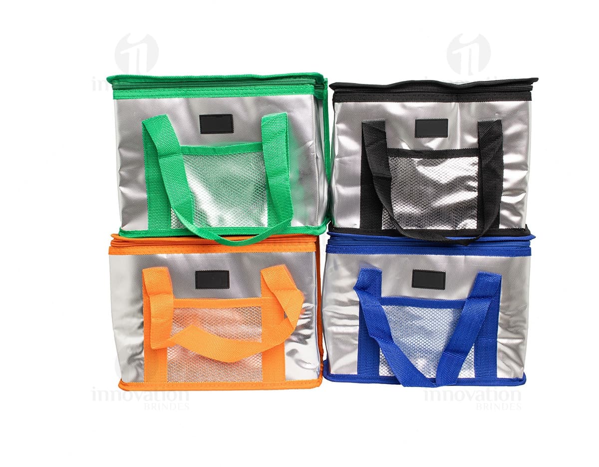 Bolsa térmica de 9,5 litros em cor azul, feita de material resistente e com alça ajustável.