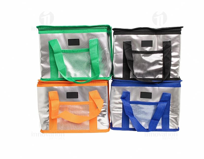 Bolsa térmica de 9,5 litros em cor azul, feita de material resistente e com alça ajustável.