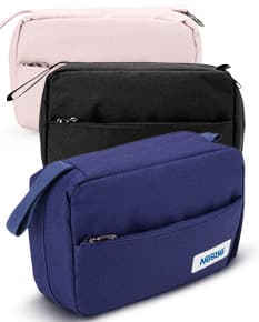 Necessaire com 3 compartimentos em tons de azul e branco.