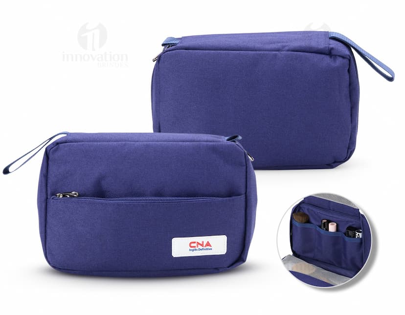 Necessaire com 3 compartimentos em tons de azul e branco.