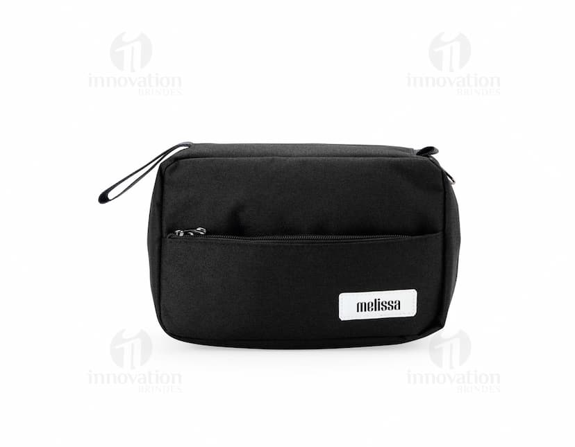 Necessaire com 3 compartimentos em tons de azul e branco.